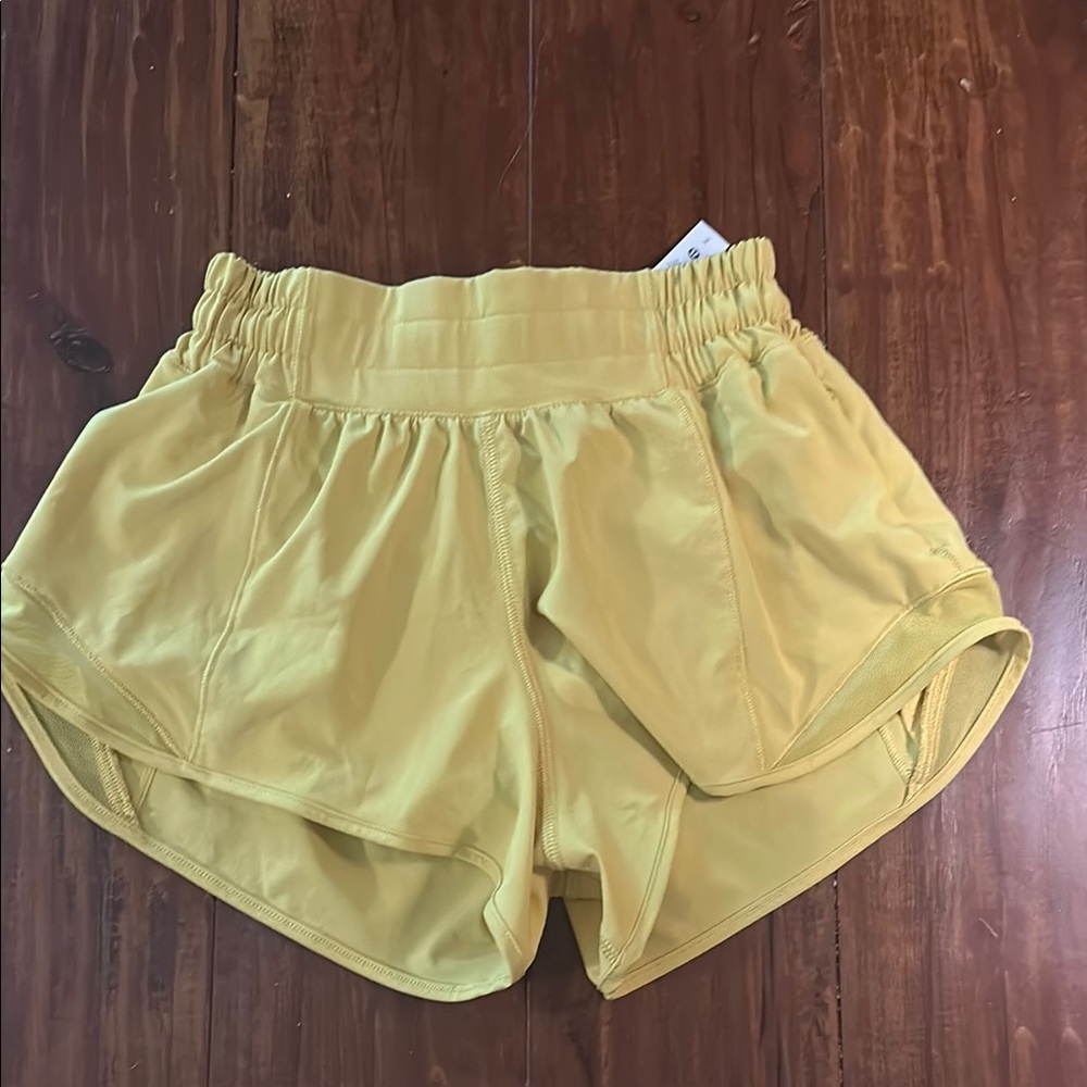 Lululemon Hotty Hot low-rise 2.5 in mustard yellow. New w/out tag. Size 2.